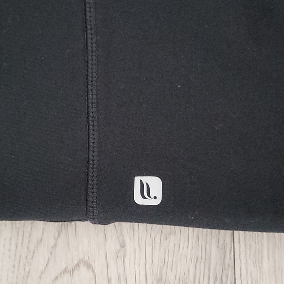 🛍Fabletics Womens Medium Salar Statement Powerhold Black Capri Leggings Active - Picture 7 of 7